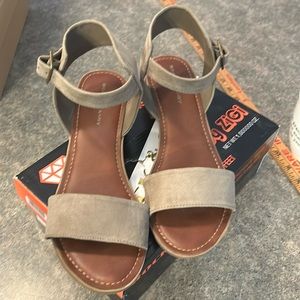 10M Taupe ankle strap closure